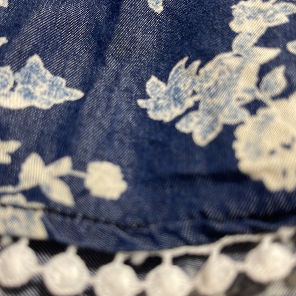 Design Lab top with Pom Poms women’s medium - Picture 5 of 5